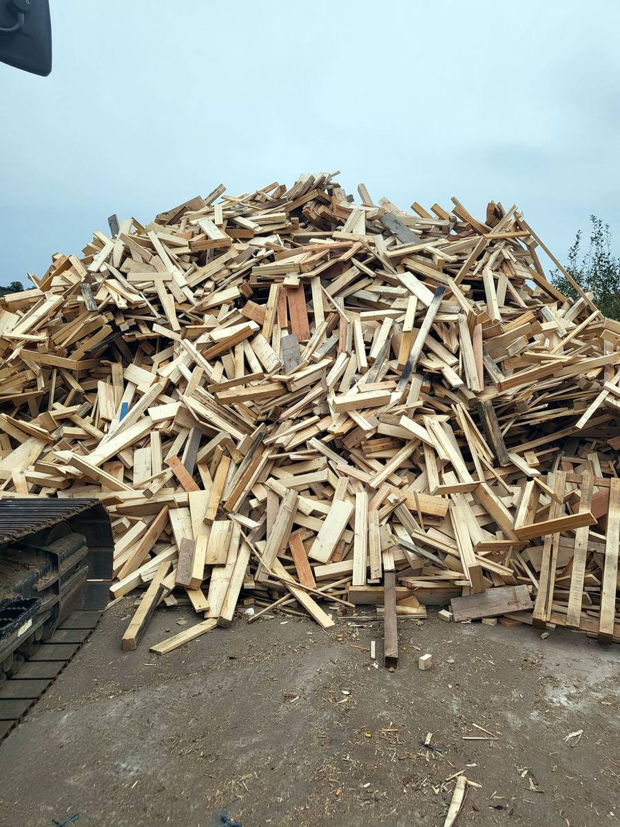 Großer Haufen aus Resthölzern auf dem Hof